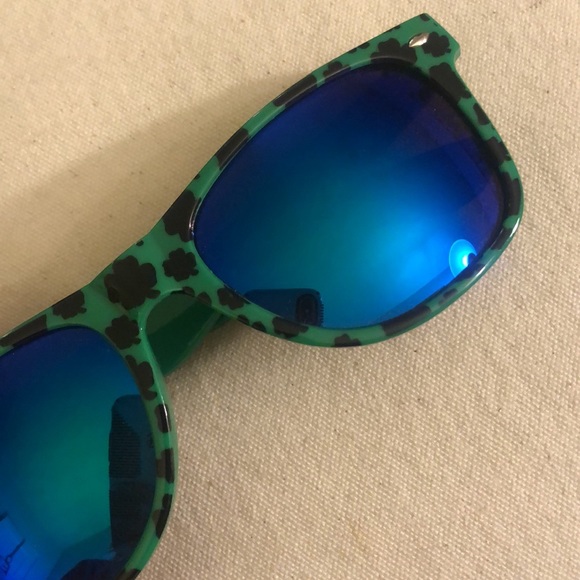 😎☘️ NWOT!!! Green shamrock wayfarer style glasses with blue mirrored lenses. - Picture 3 of 9